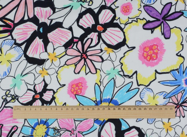 Satyna Wiskozowa Kolorowe Kwiaty na Białym Tle