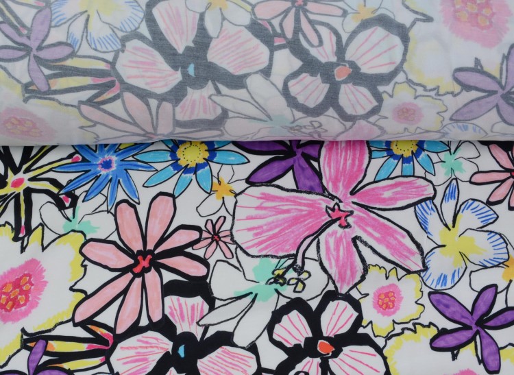 Satyna Wiskozowa Kolorowe Kwiaty na Białym Tle