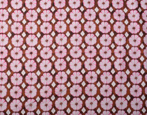 Tkanina Bawełniana Różowe Kwiaty na Brązowym Tle