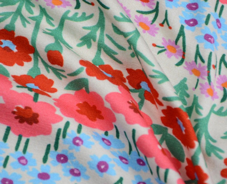 Dzianina Wiskozowa Kolorowe Kwiaty Układające Się w Pasy